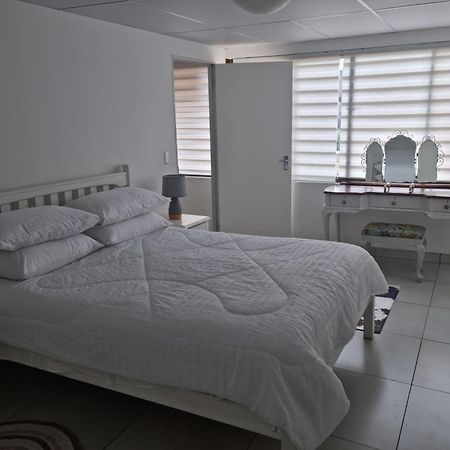 12 On Vaal Drive Guesthouse Vanderbijlpark Esterno foto
