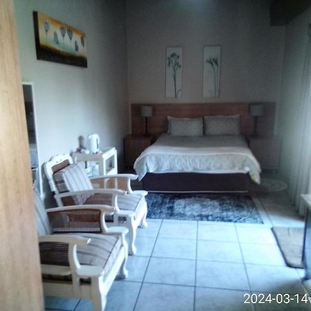 12 On Vaal Drive Guesthouse Vanderbijlpark Esterno foto