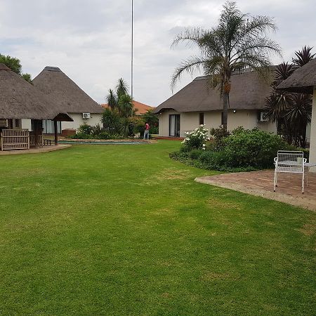 12 On Vaal Drive Guesthouse Vanderbijlpark Esterno foto