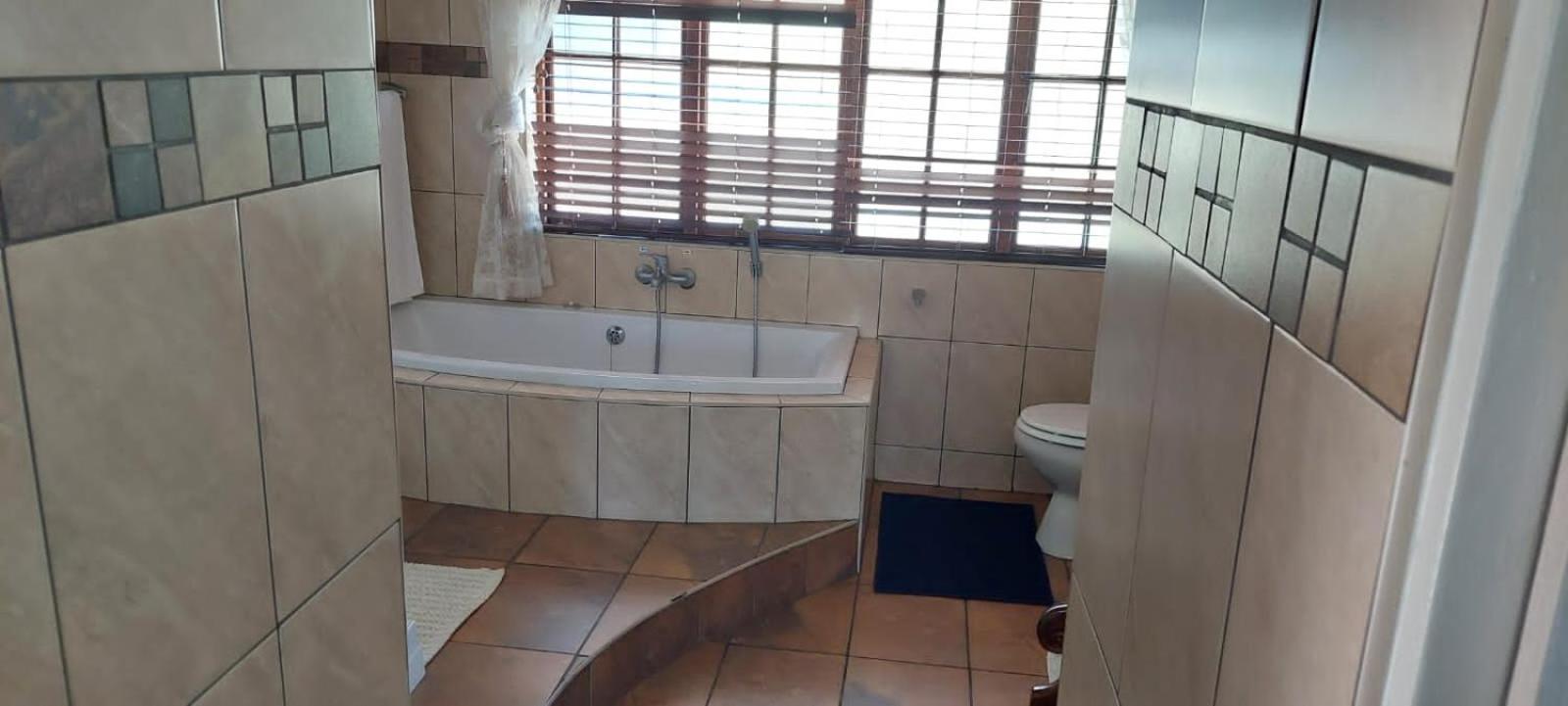 12 On Vaal Drive Guesthouse Vanderbijlpark Esterno foto