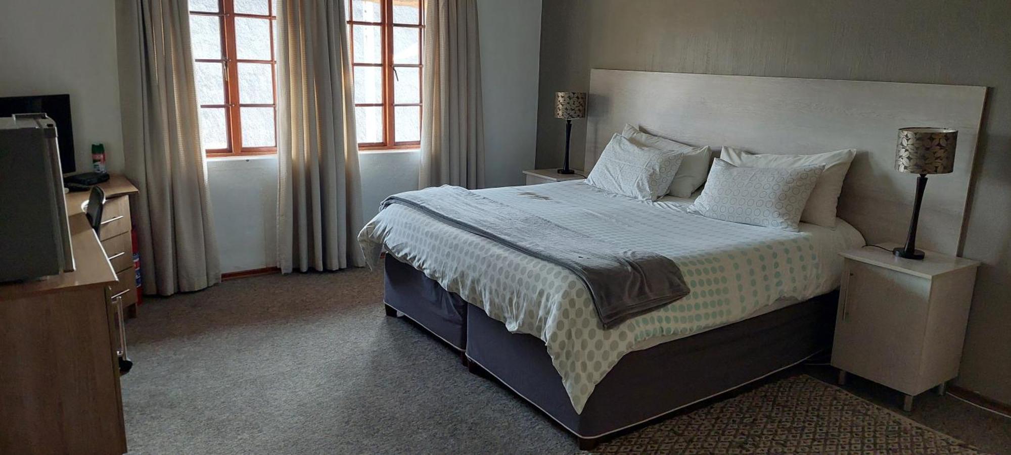 12 On Vaal Drive Guesthouse Vanderbijlpark Esterno foto