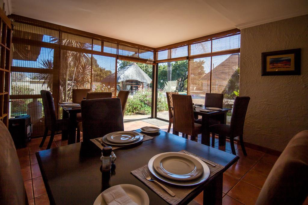 12 On Vaal Drive Guesthouse Vanderbijlpark Esterno foto