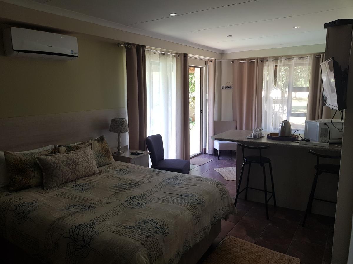 12 On Vaal Drive Guesthouse Vanderbijlpark Esterno foto