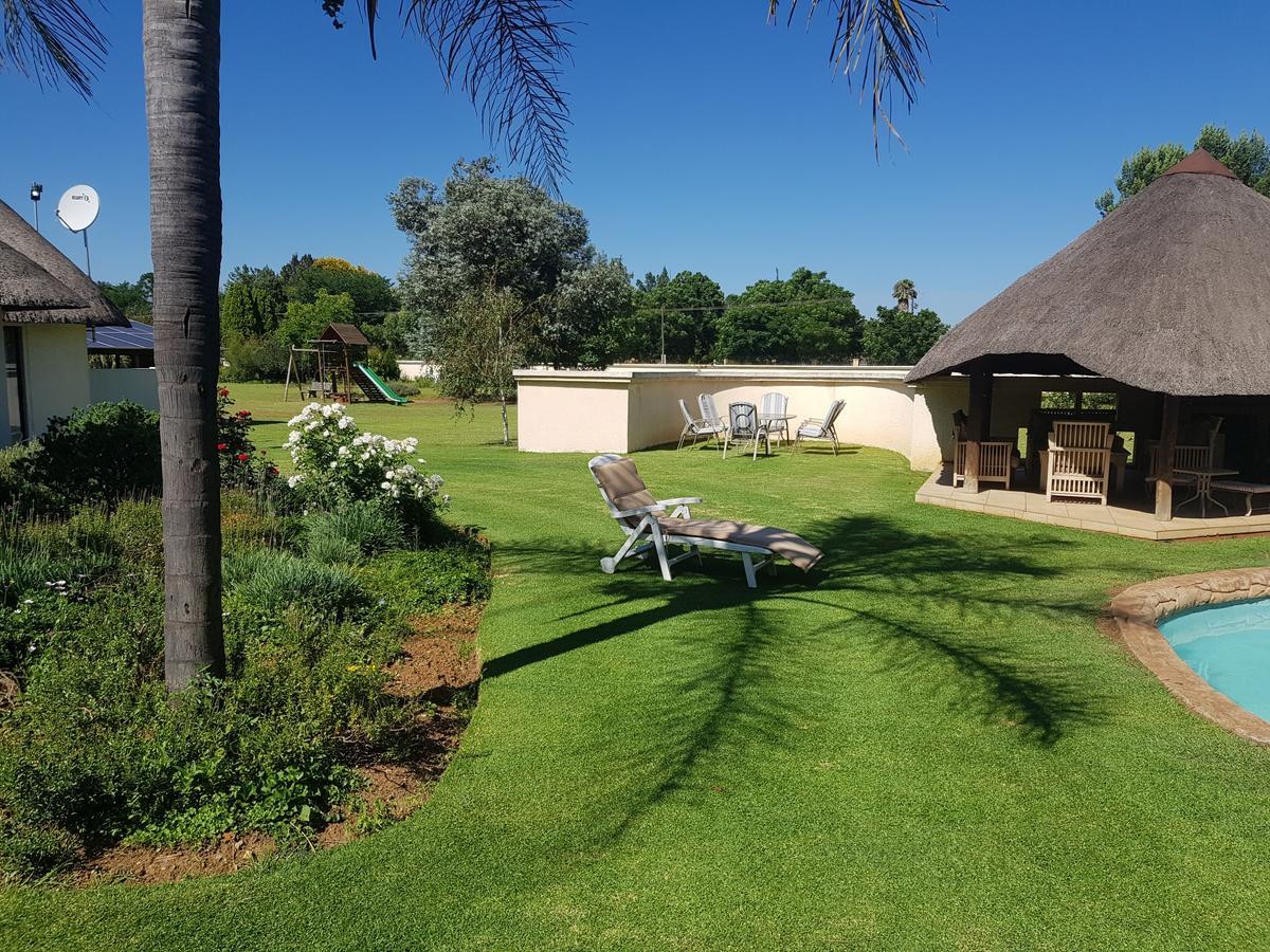 12 On Vaal Drive Guesthouse Vanderbijlpark Esterno foto