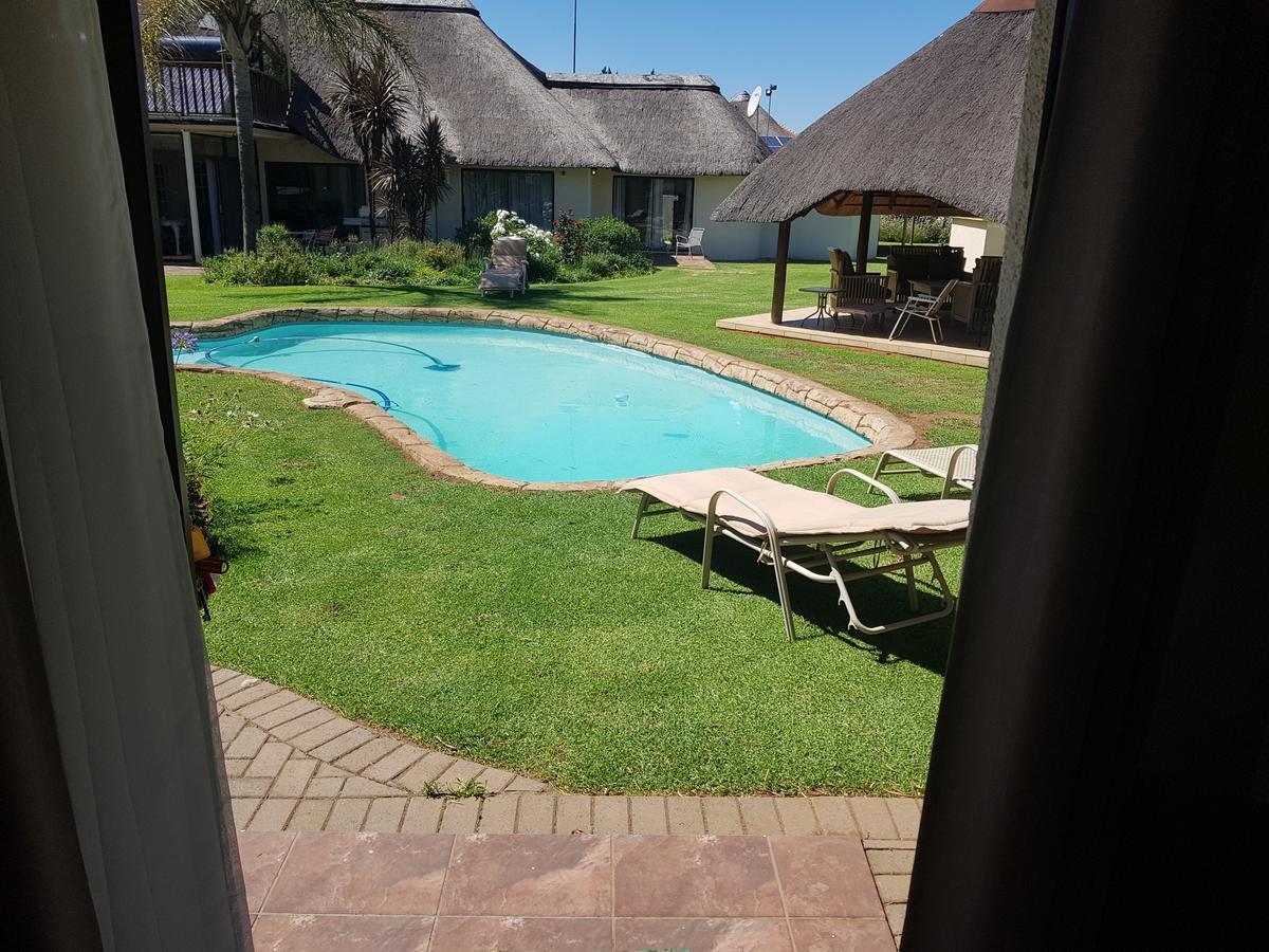 12 On Vaal Drive Guesthouse Vanderbijlpark Esterno foto