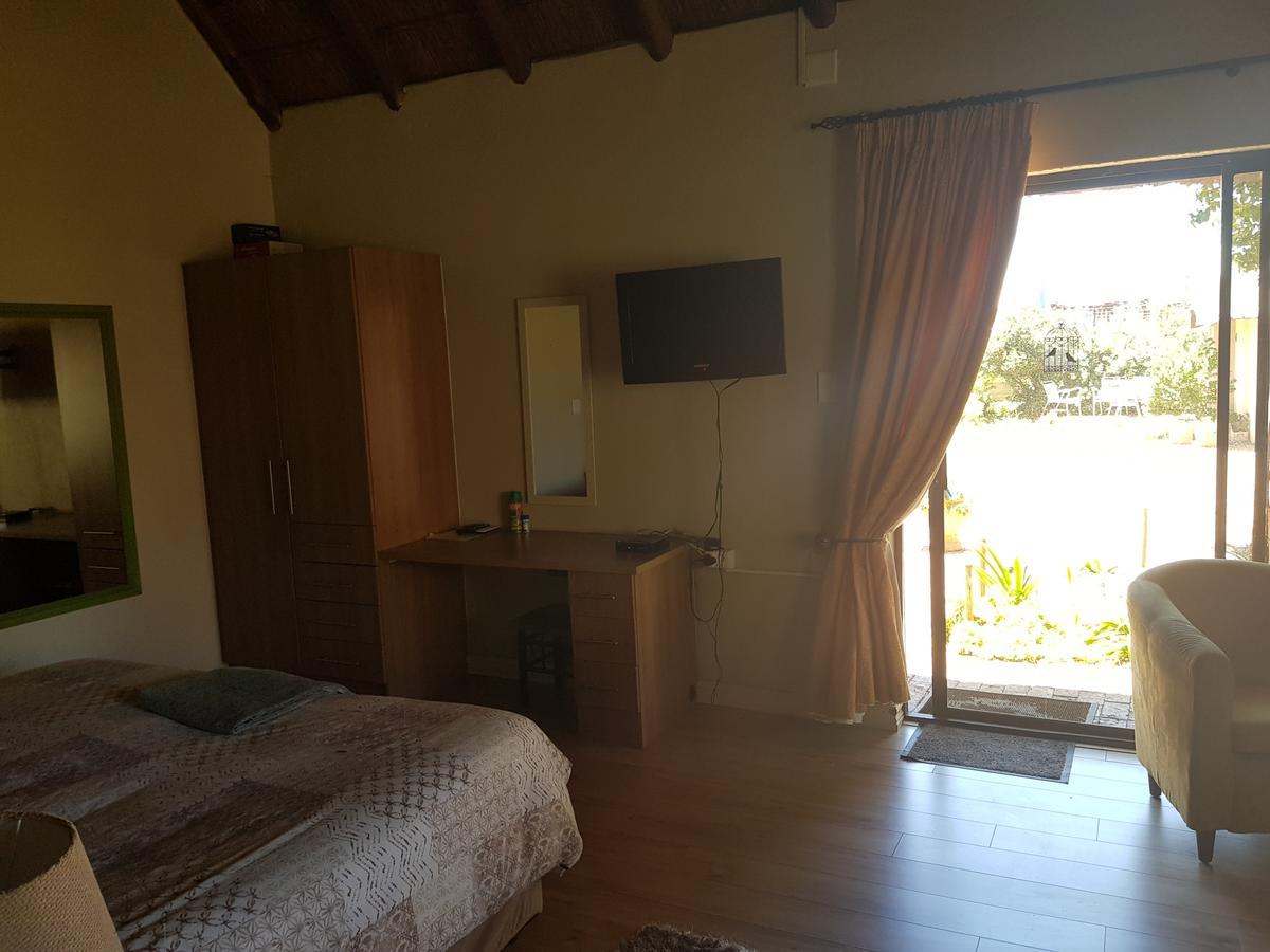 12 On Vaal Drive Guesthouse Vanderbijlpark Esterno foto