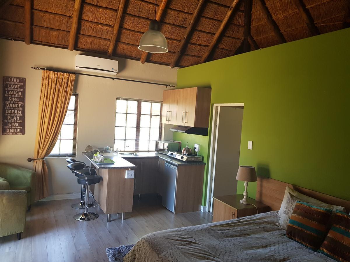 12 On Vaal Drive Guesthouse Vanderbijlpark Esterno foto