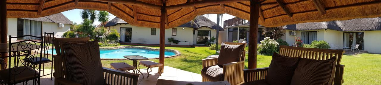 12 On Vaal Drive Guesthouse Vanderbijlpark Esterno foto