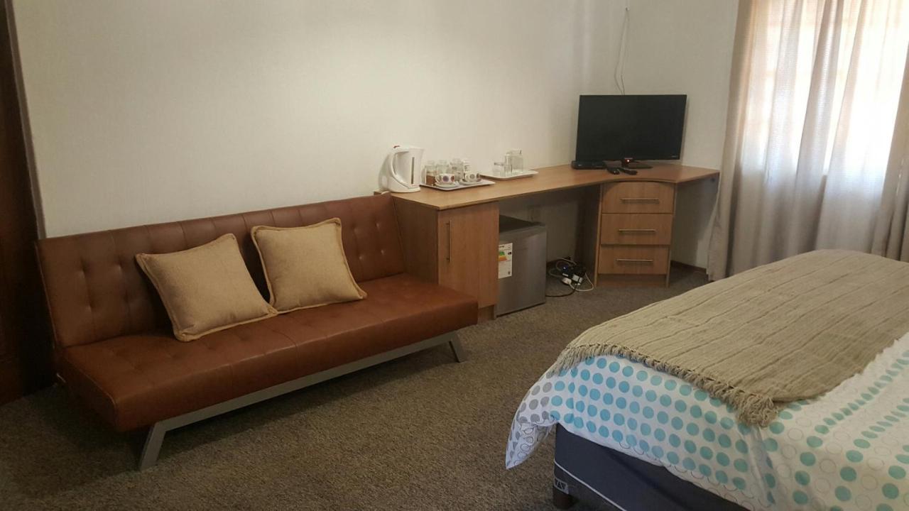 12 On Vaal Drive Guesthouse Vanderbijlpark Esterno foto