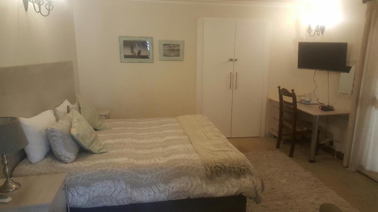 12 On Vaal Drive Guesthouse Vanderbijlpark Esterno foto