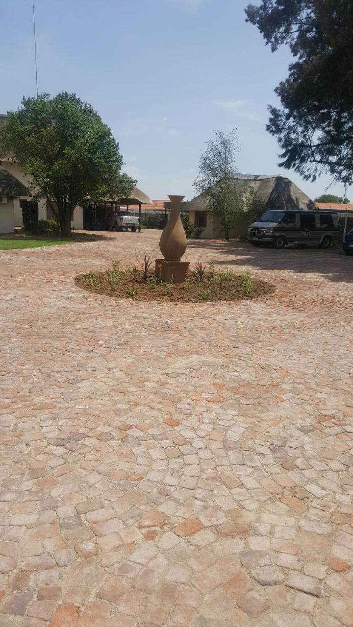 12 On Vaal Drive Guesthouse Vanderbijlpark Esterno foto